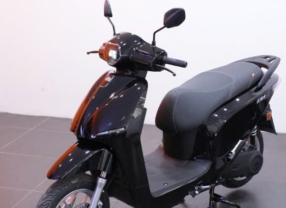 Thử đi xe m&aacute;y điện gi&aacute; 29,9 triệu đồng ở Việt Nam đi 200 km/lần sạc, tăng tốc cực bốc, c&ocirc;ng nghệ như &ocirc; t&ocirc;, rẻ hơn Vision - Ảnh 3.