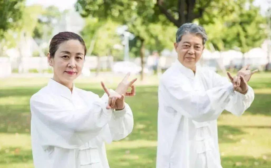 Sau tuổi 60, ngủ dậy có biểu hiện đau đầu, chóng mặt cần cảnh giác: Làm ngay điều này để sống thọ hơn - Ảnh 1. Sau tuổi 60, ngủ dậy có biểu hiện đau đầu, chóng mặt cần cảnh giác: Làm ngay điều này để sống thọ hơn - Ảnh 1.