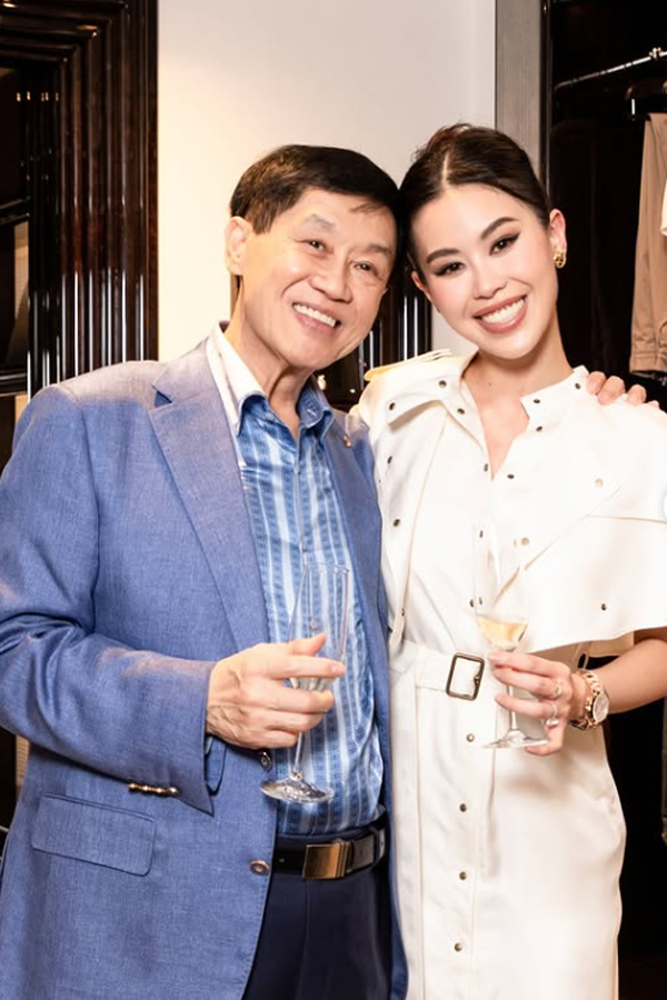 Con g&aacute;i tỷ ph&uacute; Johnathan Hạnh Nguyễn khoe ảnh l&uacute;c nhỏ giống hệt bố - Ảnh 2.