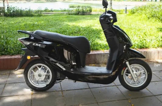 Thử đi xe m&aacute;y điện gi&aacute; 29,9 triệu đồng ở Việt Nam đi 200 km/lần sạc, tăng tốc cực bốc, c&ocirc;ng nghệ như &ocirc; t&ocirc;, rẻ hơn Vision - Ảnh 2.