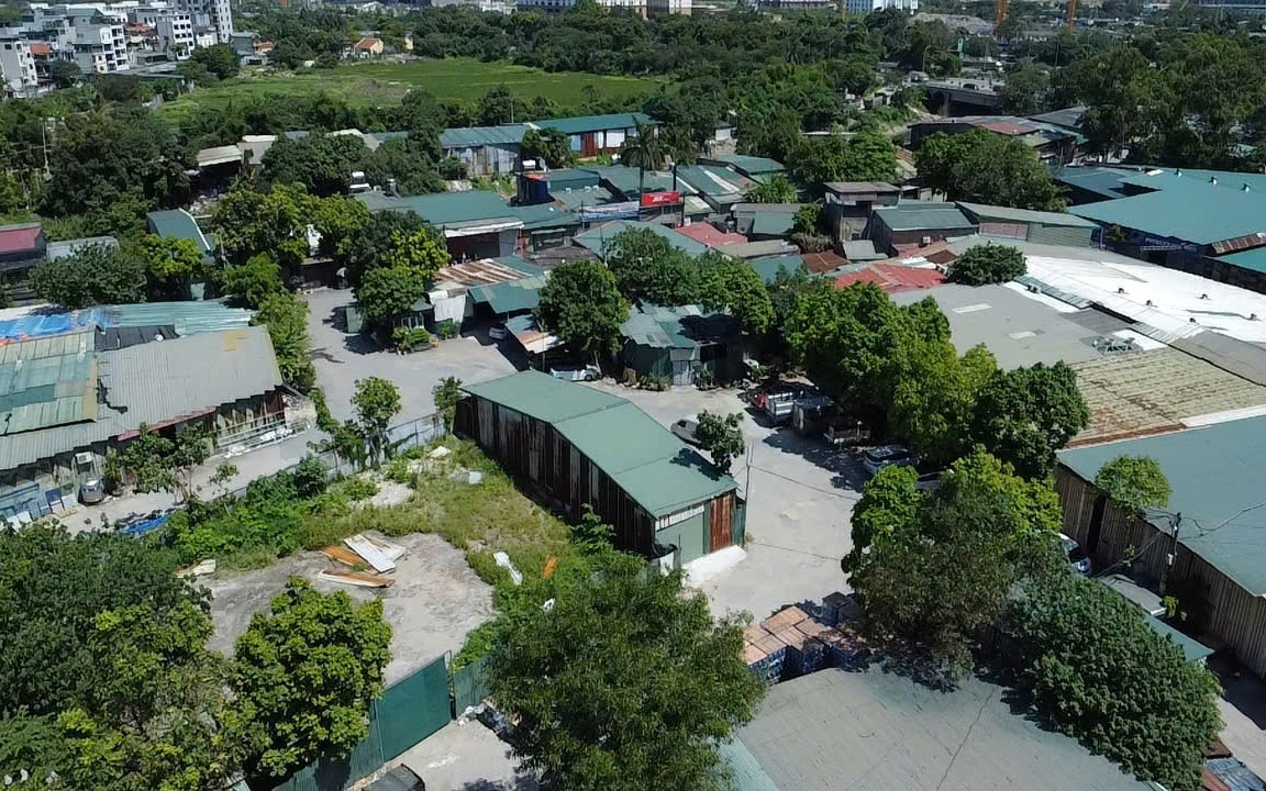 H&agrave; Nội: Vi phạm đất đai, trật tự x&acirc;y dựng diễn ra tr&agrave;n lan tại phường Ph&uacute; Diễn, th&aacute;ch thức kỷ cương đ&ocirc; thị - Ảnh 15.