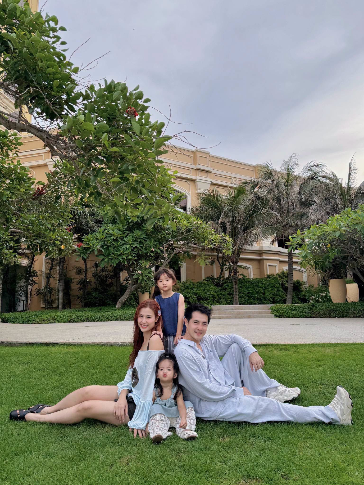 Tin sao 30 / 6 L&yacute; Hải tiễn mẹ Trang Ph&aacute;p x&uacute;c động trong v&ograve;ng tay người h&acirc;m mộ - Ảnh 7.