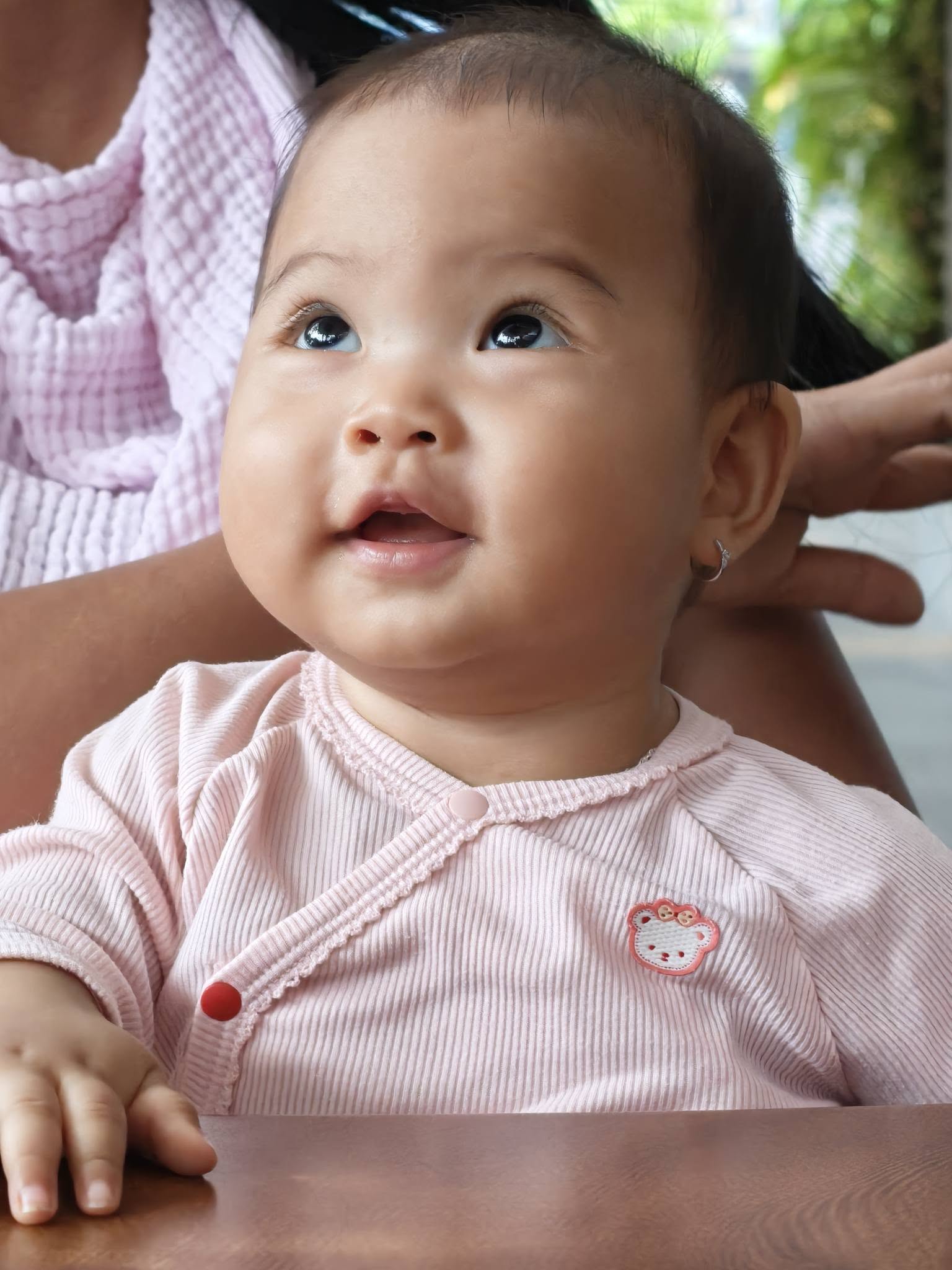 Con g&aacute;i H'Hen Ni&ecirc; c&ugrave;ng ba Kh&ocirc;i chạy bộ 5km, biểu cảm đ&aacute;ng y&ecirc;u 'g&acirc;y sốt' - Ảnh 4.