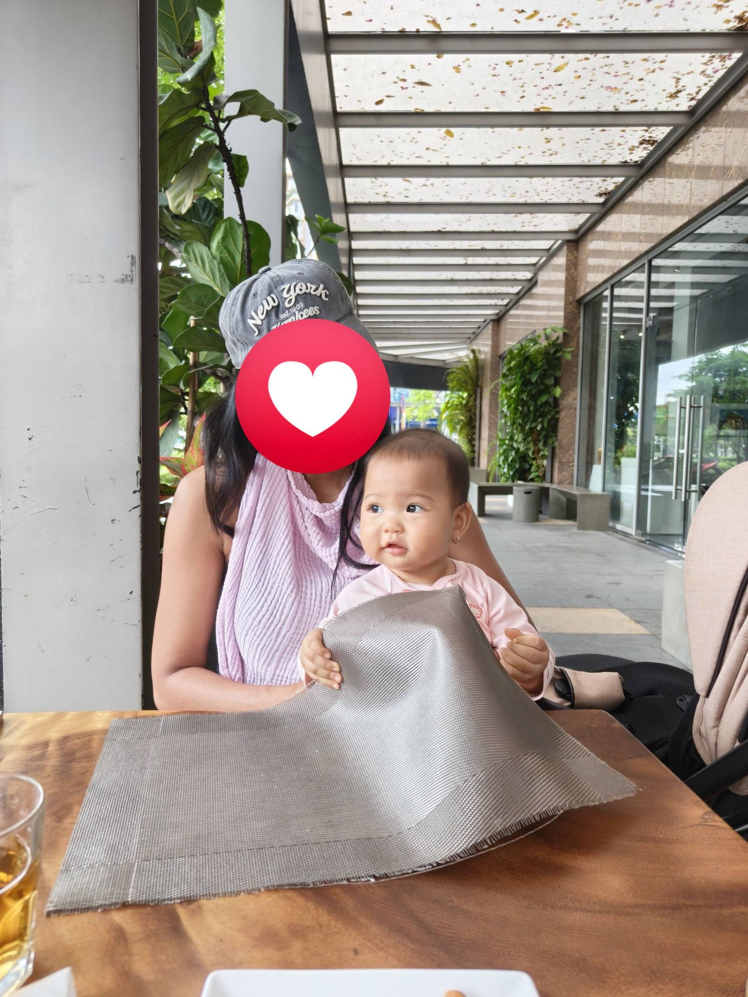 Con g&aacute;i H'Hen Ni&ecirc; c&ugrave;ng ba Kh&ocirc;i chạy bộ 5km, biểu cảm đ&aacute;ng y&ecirc;u 'g&acirc;y sốt' - Ảnh 2.