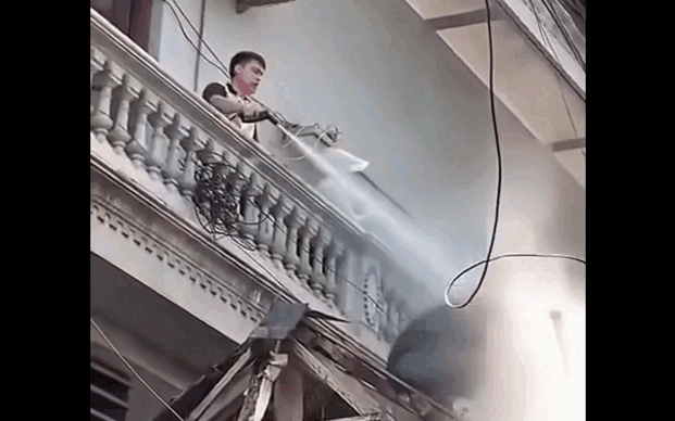Cưỡng chế ph&aacute; dỡ ban c&ocirc;ng nh&agrave; người đ&agrave;n &ocirc;ng xịt nước v&agrave;o thợ x&acirc;y ở H&agrave; Nội - Ảnh 3.