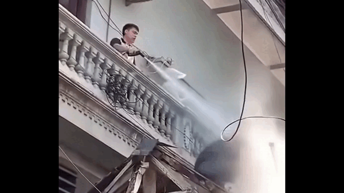 H&agrave; Nội: C&ocirc;ng an v&agrave;o cuộc vụ h&agrave;ng x&oacute;m d&ugrave;ng v&ograve;i phun nước 'tấn c&ocirc;ng' thợ x&acirc;y nh&agrave; liền kề - Ảnh 1.