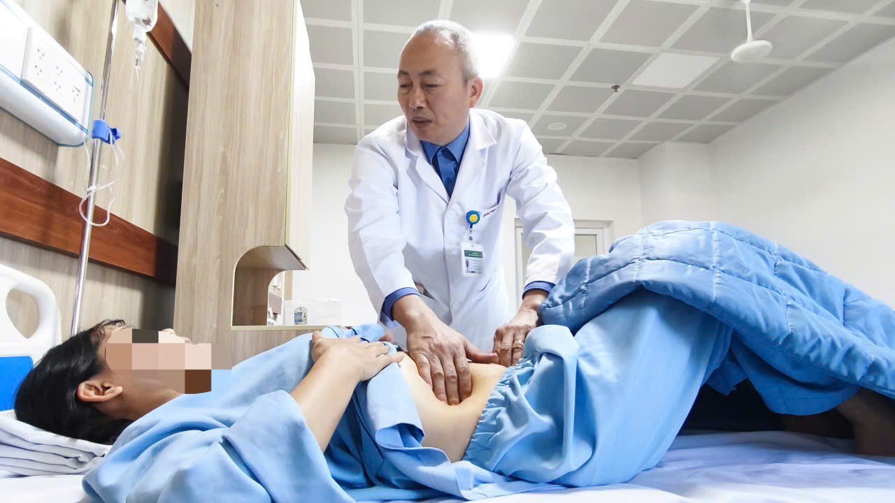 Mệt mỏi, sụt cân sau thời gian dài táo bón, người phụ nữ 48 tuổi nhận kết quả không ngờ  - Ảnh 2.