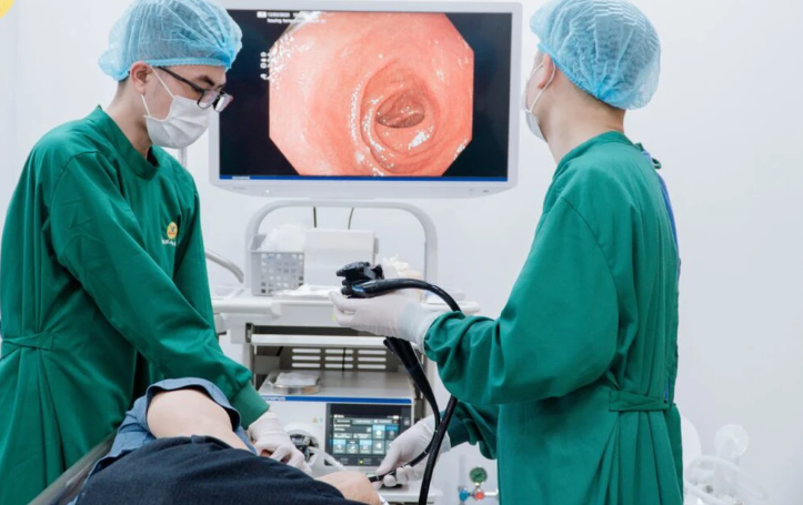 Cô gái 23 tuổi phát hiện khối dị vật lớn trong dạ dày, nguyên nhân từ sai lầm nhiều người mắc khi ăn - Ảnh 1.