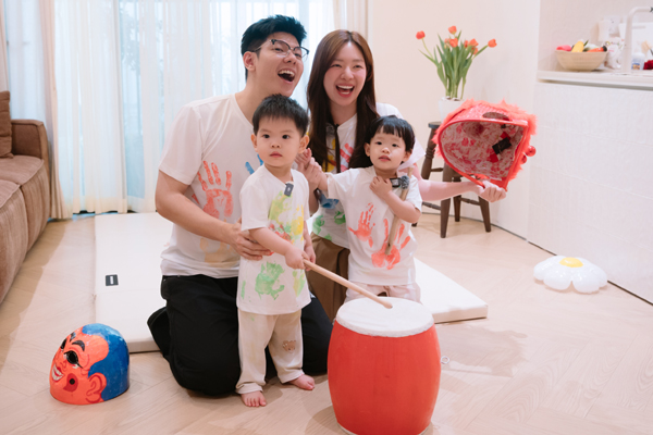Cặp song sinh của BTV truyền h&igrave;nh Mạnh Cường - Hương Giang 'tấu hề' - Ảnh 2.