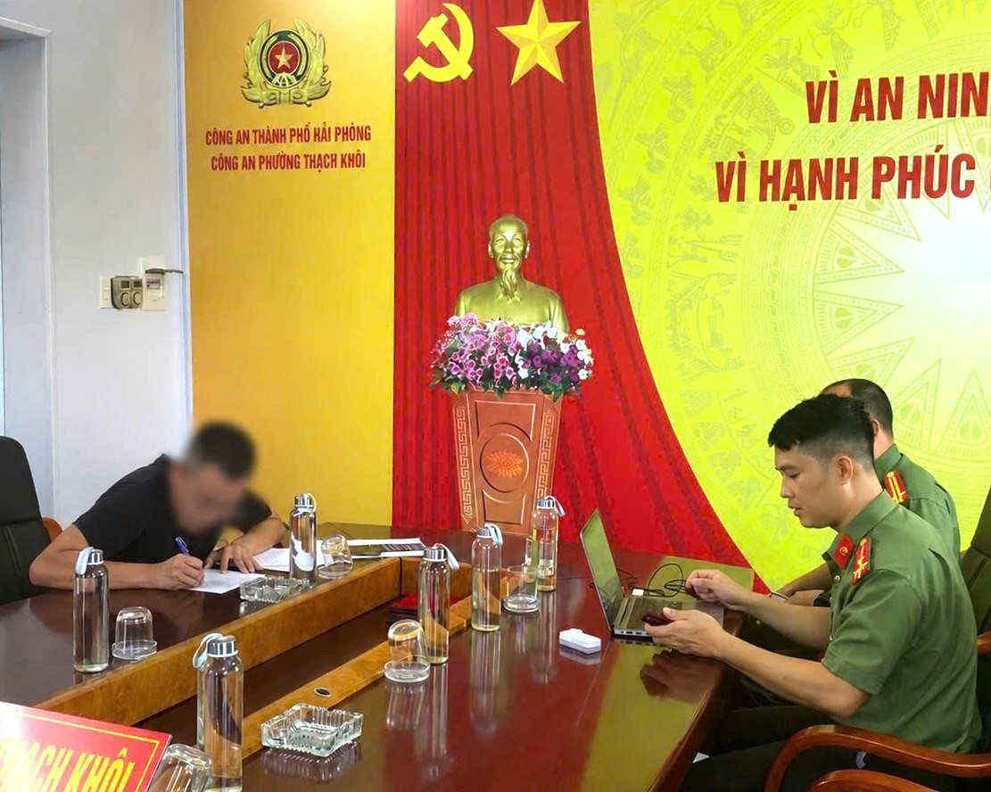 Nam thanh ni&ecirc;n Hải Ph&ograve;ng bị phạt 7,5 triệu đồng v&igrave; đăng h&igrave;nh ảnh mặc qu&acirc;n phục C&ocirc;ng an l&ecirc;n mạng - Ảnh 1.