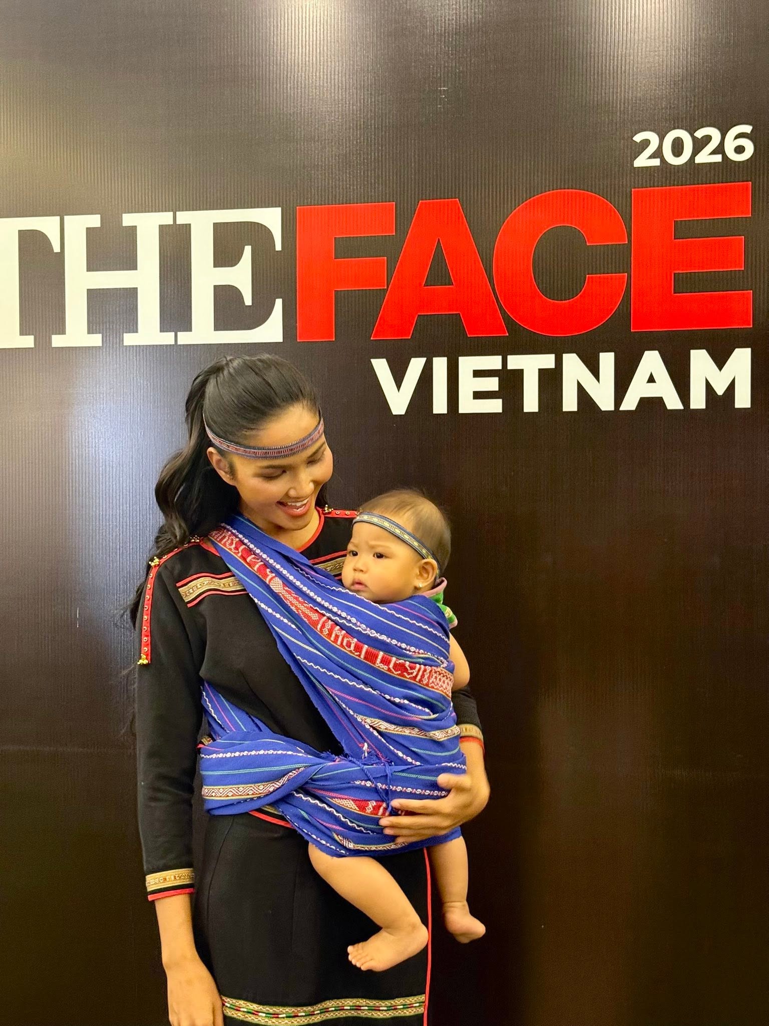H'Hen Niê địu con gái bằng thổ cẩm do bà ngọai tặng tại The Face Vietnam 2026 - Ảnh 2. H'Hen Niê địu con gái bằng thổ cẩm do bà ngọai tặng tại The Face Vietnam 2026 - Ảnh 2.