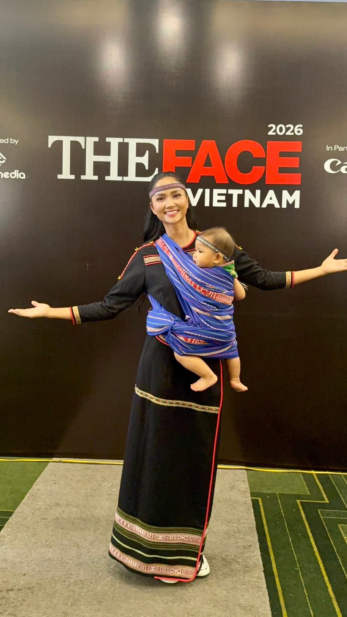 H'Hen Niê địu con gái bằng thổ cẩm do bà ngọai tặng tại The Face Vietnam 2026 - Ảnh 3. H'Hen Niê địu con gái bằng thổ cẩm do bà ngọai tặng tại The Face Vietnam 2026 - Ảnh 3.