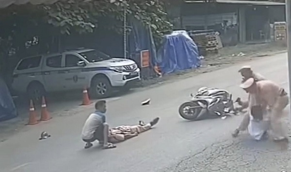 Tạm giữ 2 đối tượng lao xe v&agrave;o CSGT- Ảnh 2.