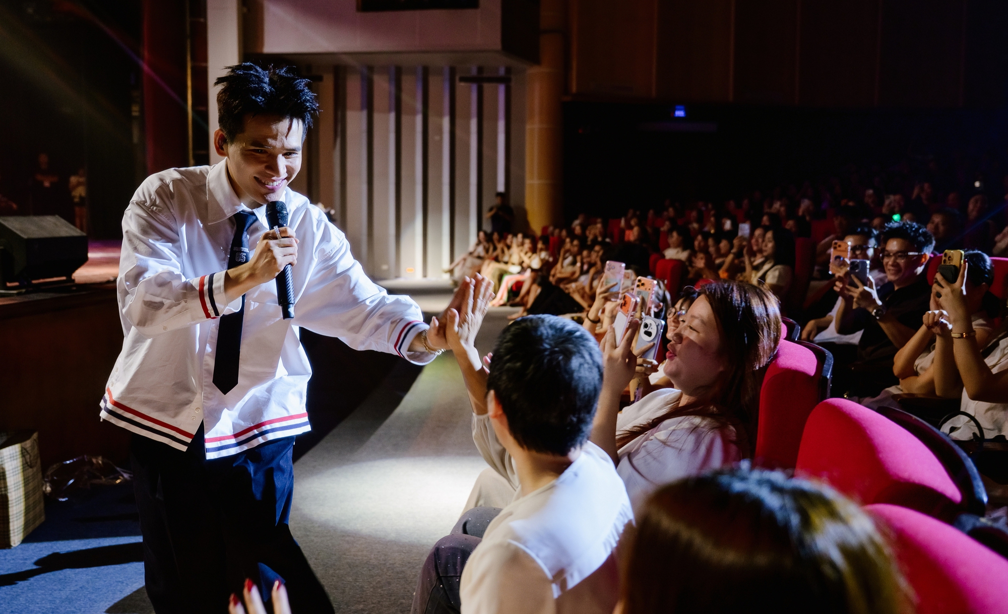 Quốc Thiên: Không cần ồn ào vẫn giữ được chỗ đứng bằng những bản tình ca tử tế - Ảnh 8.