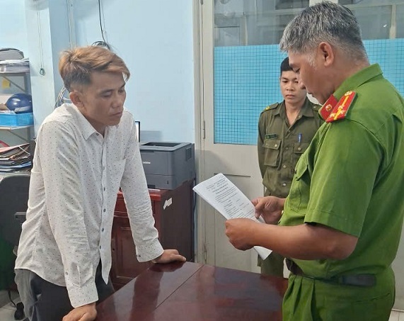 Bắt khẩn cấp đối tượng d&ugrave;ng dao đe dọa, giam lỏng Đo&agrave;n thẩm định t&agrave;i sản thế chấp- Ảnh 1.