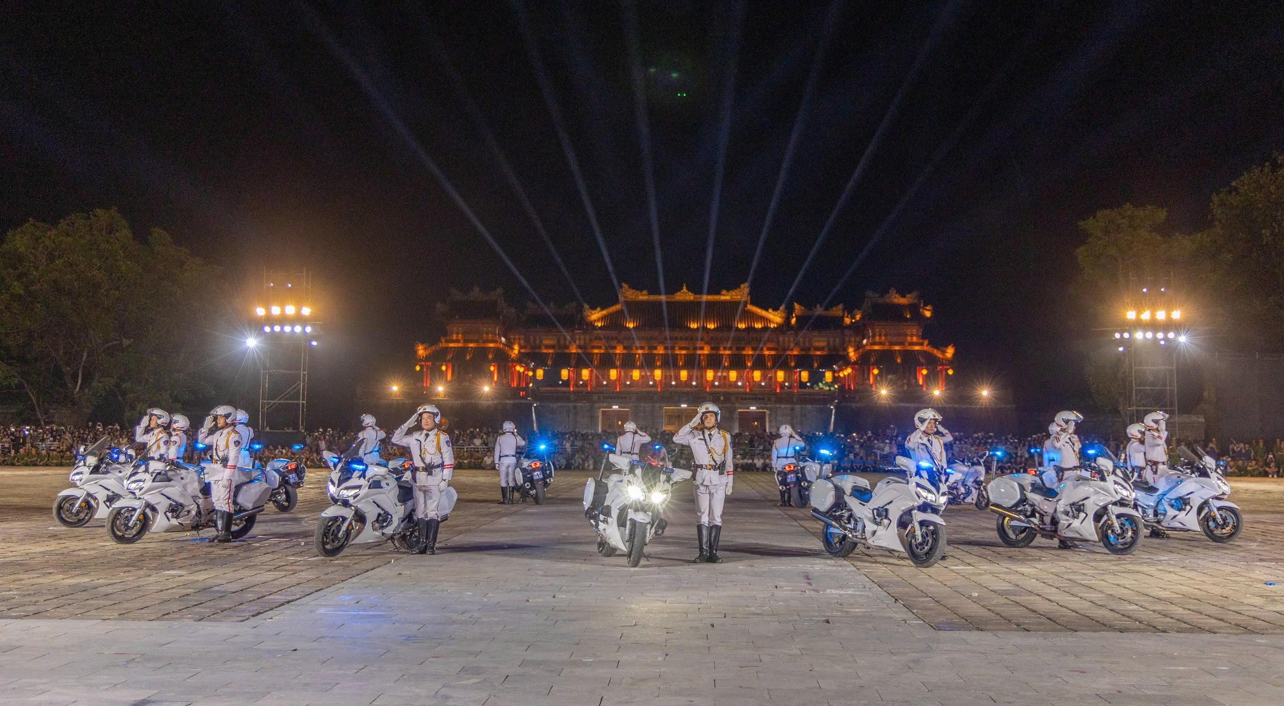 Đo&agrave;n qu&acirc;n nhạc, kỵ binh C&ocirc;ng an nh&acirc;n d&acirc;n giao lưu với người d&acirc;n Huế tối 7/6 - Ảnh 4.