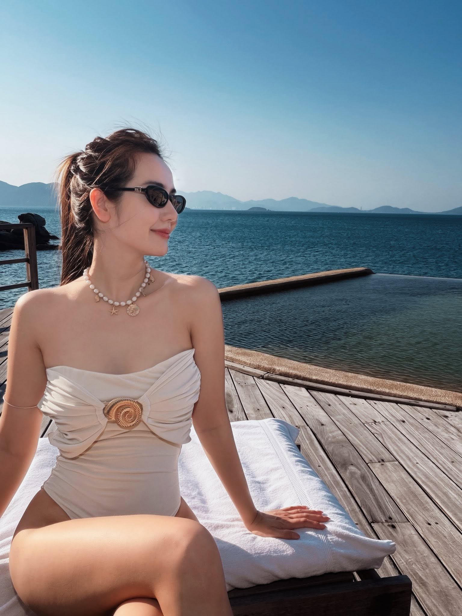Huyền Lizzie gợi cảm bên biển xanh , Nguyễn Văn Chung tự hào về con trai lớn khôn - Ảnh 1. Huyền Lizzie gợi cảm bên biển xanh , Nguyễn Văn Chung tự hào về con trai lớn khôn - Ảnh 1.
