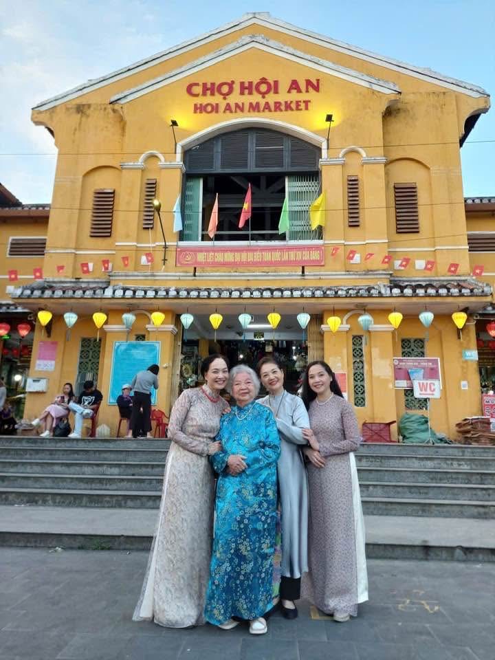 Cuộc sống bình yên của NSƯT Lê Vi ở Pháp: Chồng làm thị trưởng, học đạo Phật và thiền định mỗi ngày trong ngôi nhà ngập tràn hoa lá - Ảnh 11.