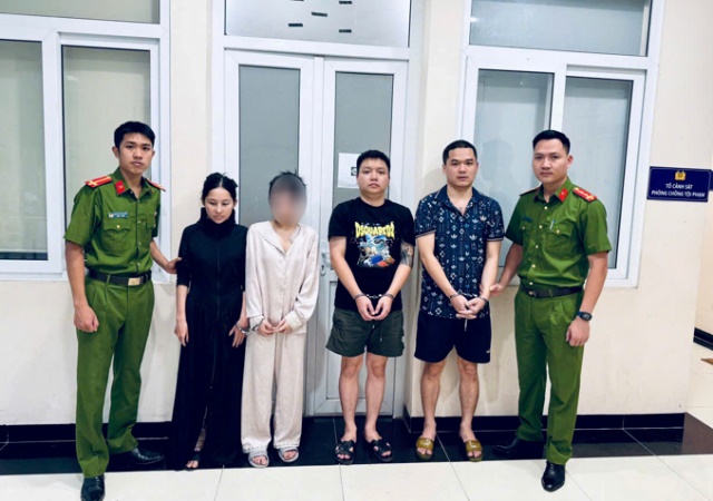 H&agrave; Nội: Ph&aacute;t hiện 2 c&ocirc; g&aacute;i c&oacute; biểu hiện bất thường, c&ocirc;ng an triệt ph&aacute; điểm tổ chức sử dụng ma t&uacute;y - Ảnh 1.