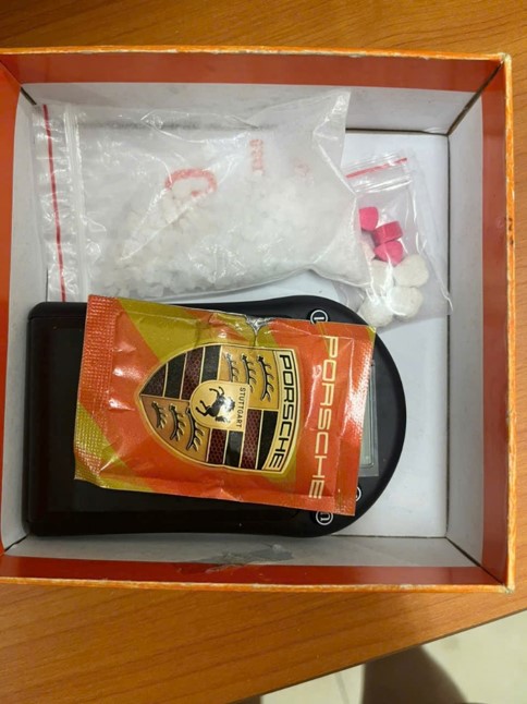 H&agrave; Nội: Ph&aacute;t hiện 2 c&ocirc; g&aacute;i c&oacute; biểu hiện bất thường, c&ocirc;ng an triệt ph&aacute; điểm tổ chức sử dụng ma t&uacute;y - Ảnh 2.
