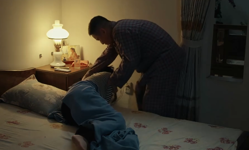Diệu ( Quỳnh Ch&acirc;u ) đối mặt với sự phản bội từ chồng trong Dưới &ocirc; cửa s&aacute;ng đ&egrave;n - Ảnh 1.