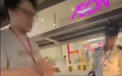 Th&ocirc;ng tin mới nhất vụ 2 thanh ni&ecirc;n "kh&aacute;m x&eacute;t" kh&aacute;ch h&agrave;ng ở Aeon Mall Long Bi&ecirc;n - Ảnh 3.