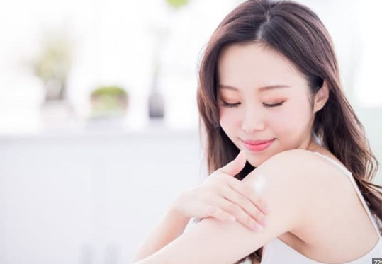 Sai lầm khi dùng sữa dưỡng thể ngày hè khiến da thêm bí bách, nổi mụn - Ảnh 2.