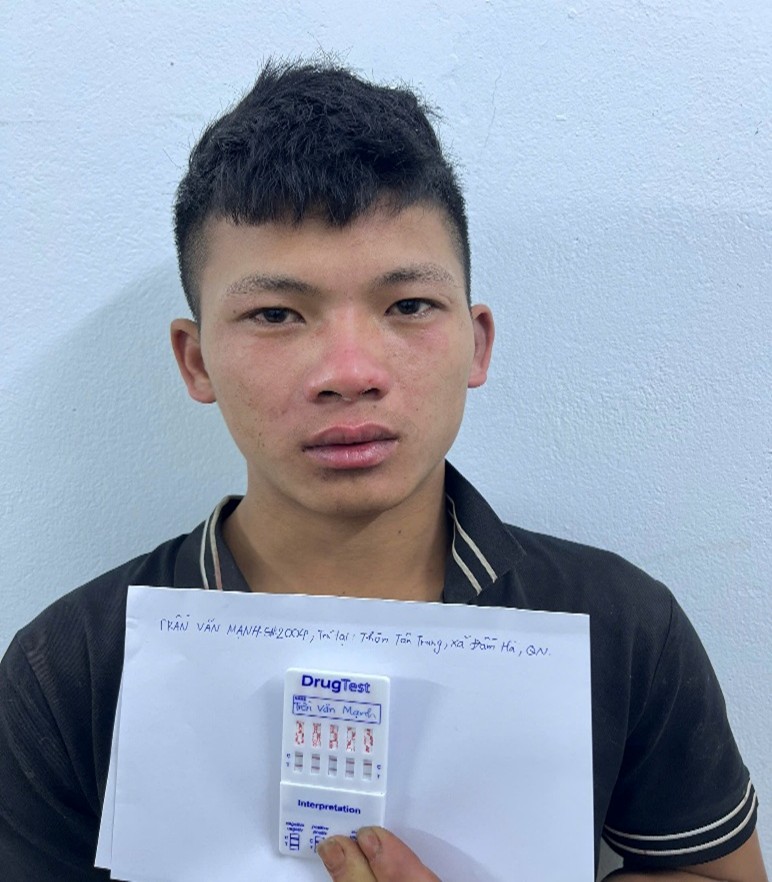 Uống rượu say, gã thanh niên hiếp dâm bé gái hàng xóm, chém bố đẻ nạn nhân - Ảnh 1.