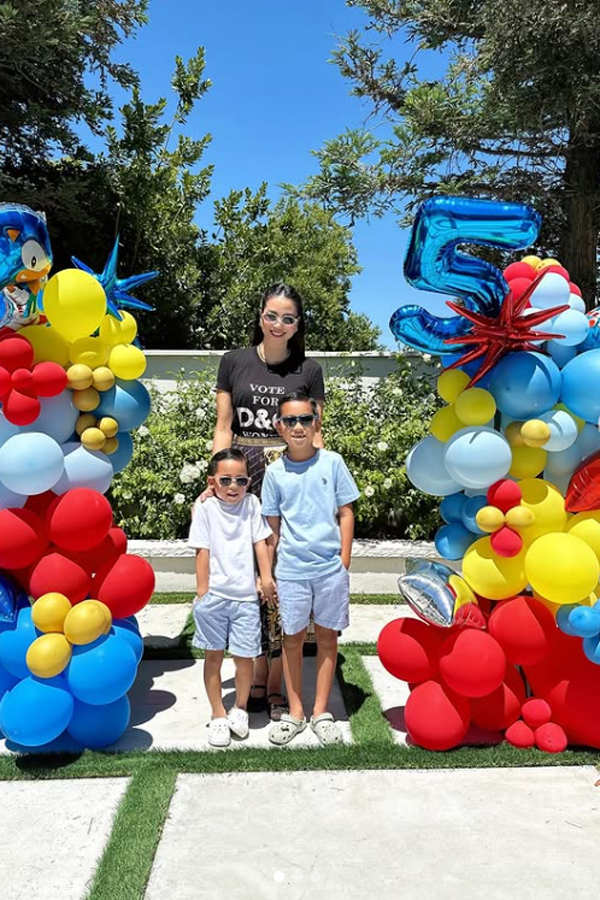 2 con trai Hoa hậu Phạm Hương càng lớn càng điển trai, sống trong môi trường chuẩn 'rich kid' tại Mỹ - Ảnh 1.