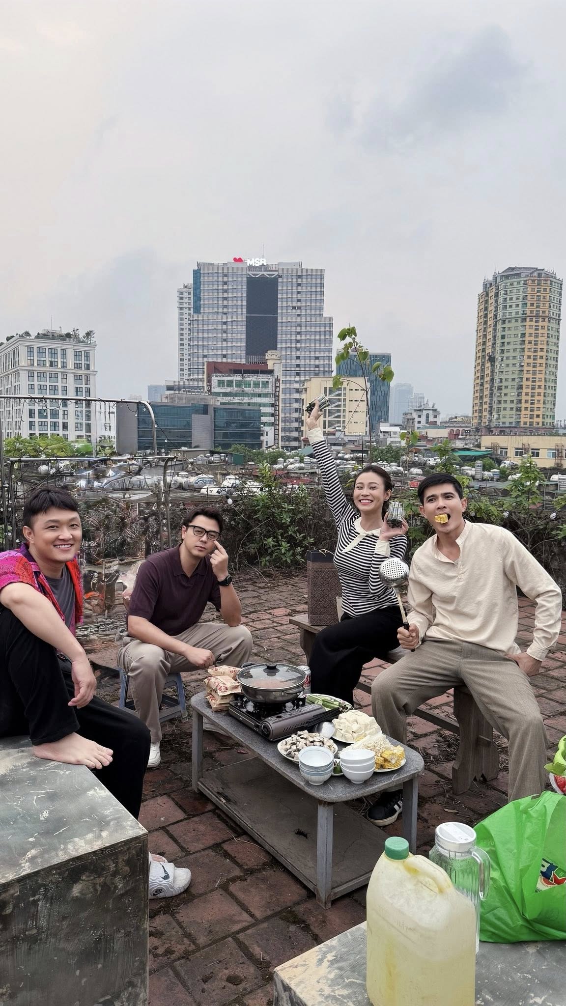 Tin sao ngày 9/6: Sơn Tùng M-TP chỉnh sửa MV 'Come My Way', Diệp Lâm Anh diện bikini 'bỏng mắt' - Ảnh 8. Tin sao ngày 9/6: Sơn Tùng M-TP chỉnh sửa MV 'Come My Way', Diệp Lâm Anh diện bikini 'bỏng mắt' - Ảnh 8.