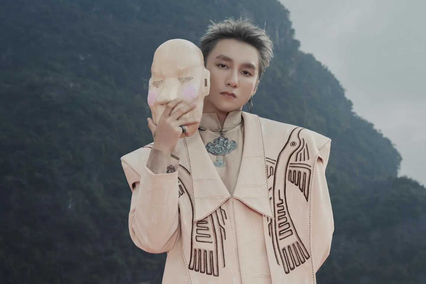Tin sao ngày 9/6: Sơn Tùng M-TP chỉnh sửa MV 'Come My Way', Diệp Lâm Anh diện bikini 'bỏng mắt' - Ảnh 5. Tin sao ngày 9/6: Sơn Tùng M-TP chỉnh sửa MV 'Come My Way', Diệp Lâm Anh diện bikini 'bỏng mắt' - Ảnh 5.