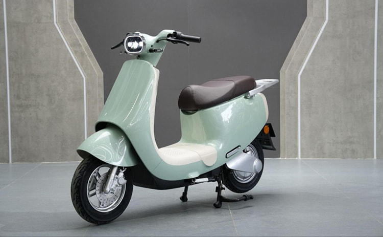 Trải nghiệm xe m&aacute;y điện b&aacute;n ở Việt Nam thiết kế đậm nữ t&iacute;nh gi&aacute; 19,5 triệu đồng, trang bị tiện &iacute;ch, phanh gốm xịn s&ograve;, rẻ chỉ như Wave Alpha - Ảnh 2.