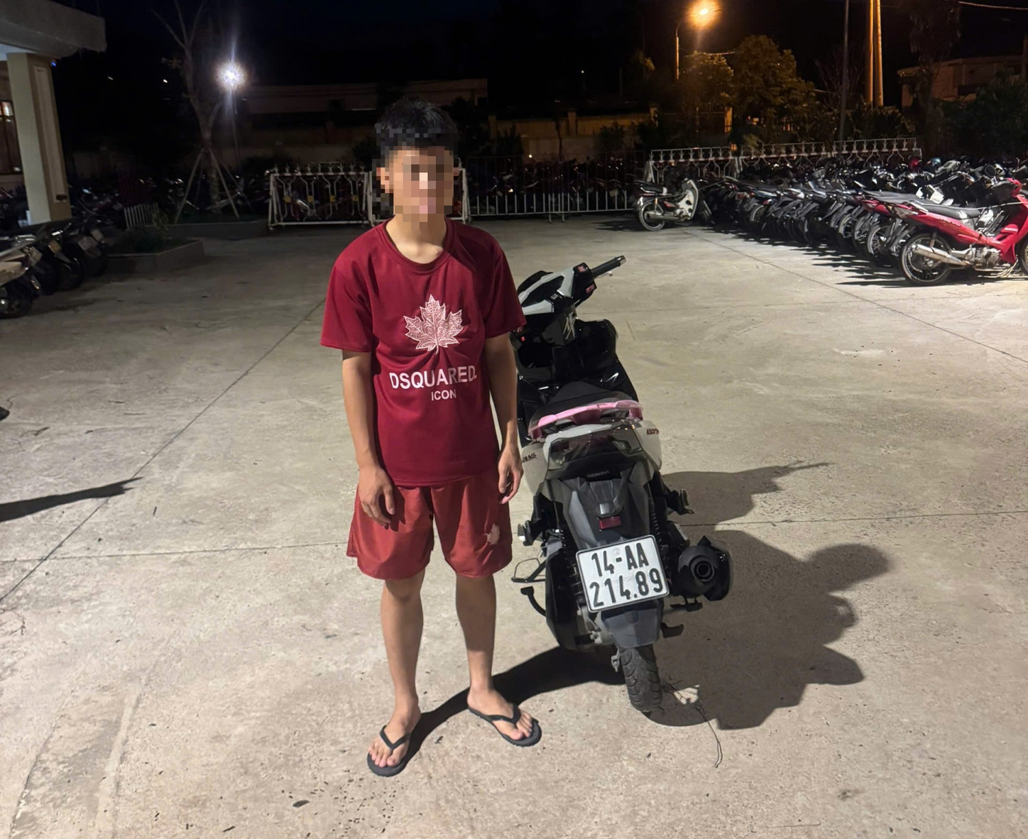  'Bốc đầu' xe m&aacute;y tr&ecirc;n đường, nam thanh ni&ecirc;n nhận c&aacute;i kết nhớ đời  - Ảnh 1.