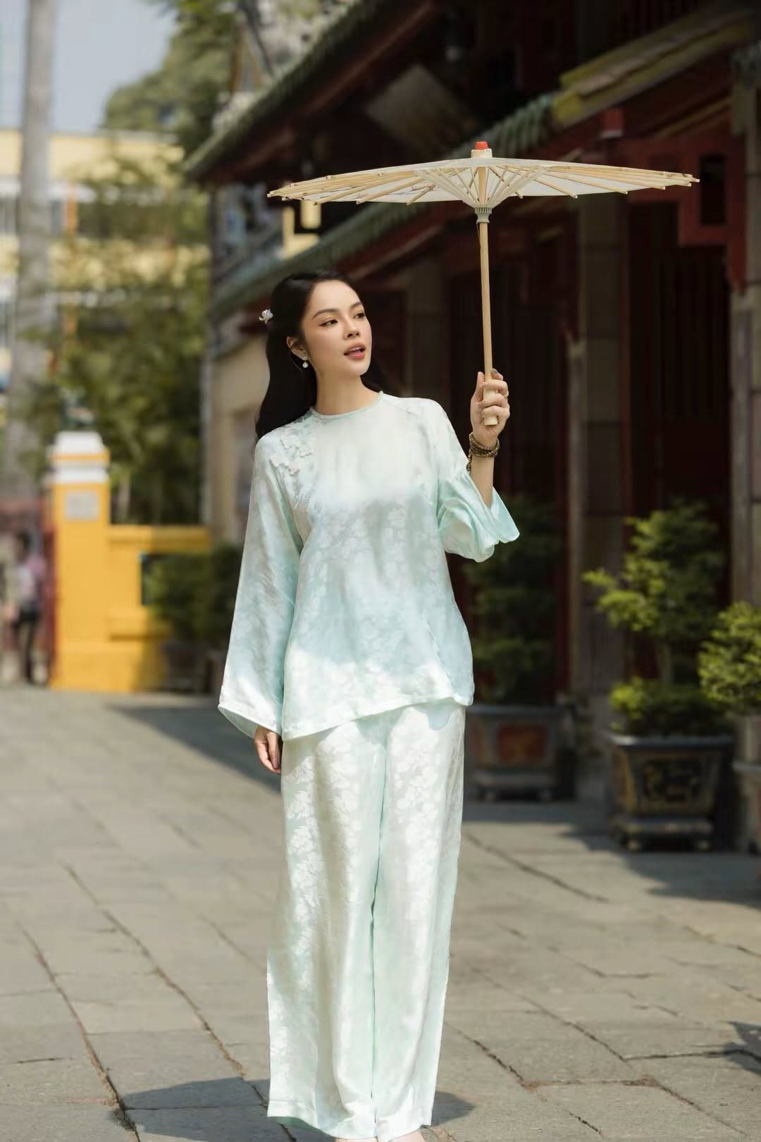Dương Cẩm Lynh tỏa s&aacute;ng ở tuổi 45 sau biến cố nợ 6 tỷ đồng - Ảnh 3.