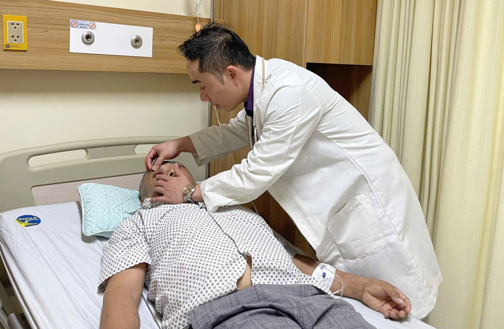 Người đàn ông 61 tuổi nhập viện khi ung thư đã lan khắp cơ thể sau nhiều năm chữa thuốc nam - Ảnh 1.