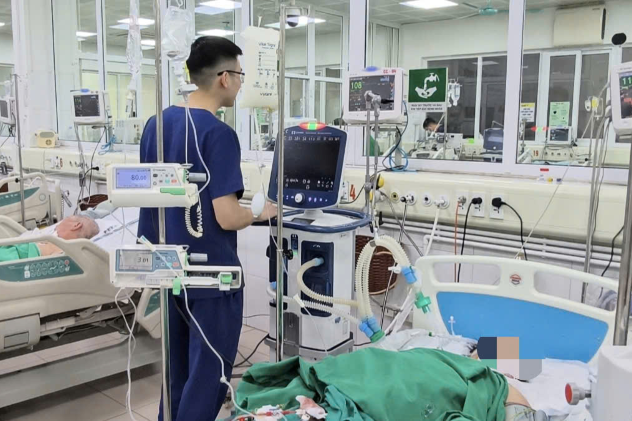 Người phụ nữ 69 tuổi sốc sốt xuất huyết nguy kịch, phải lọc máu xuyên đêm để giữ mạng sống - Ảnh 1.