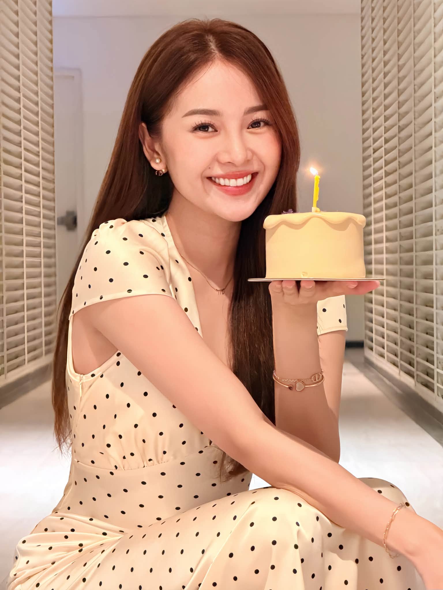 Ngọc Trinh lạ lẫm với m&aacute;i t&oacute;c ngắn , Tam Triều D&acirc;ng xinh đẹp ch&agrave;o tuổi mới - Ảnh 1.
