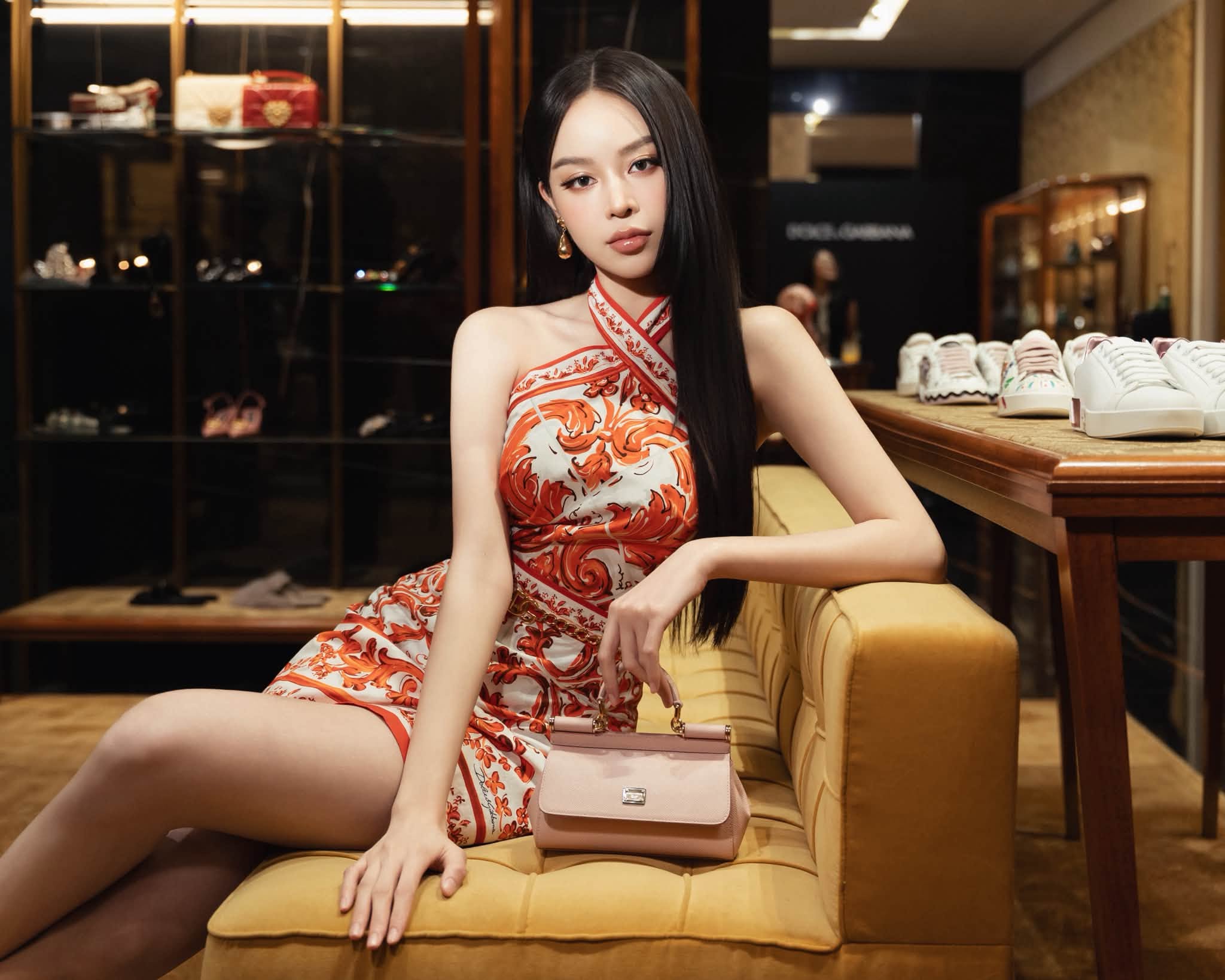 Phương Oanh g&acirc;y ch&uacute; &yacute; với h&igrave;nh ảnh mới , Việt Hương lần đầu mặc v&aacute;y cưới Ở U50 - Ảnh 8.
