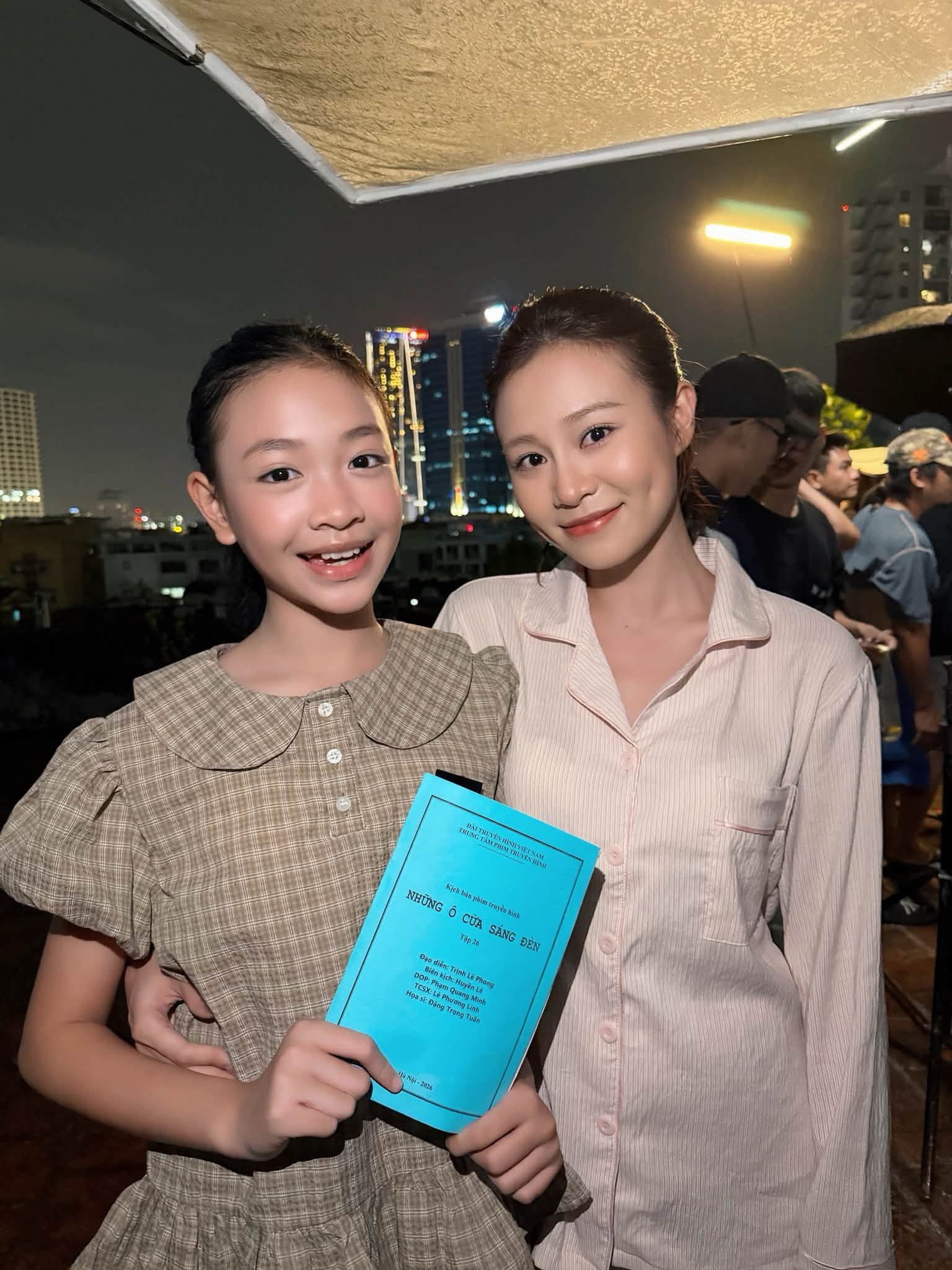 Phương Oanh g&acirc;y ch&uacute; &yacute; với h&igrave;nh ảnh mới , Việt Hương lần đầu mặc v&aacute;y cưới Ở U50 - Ảnh 7.