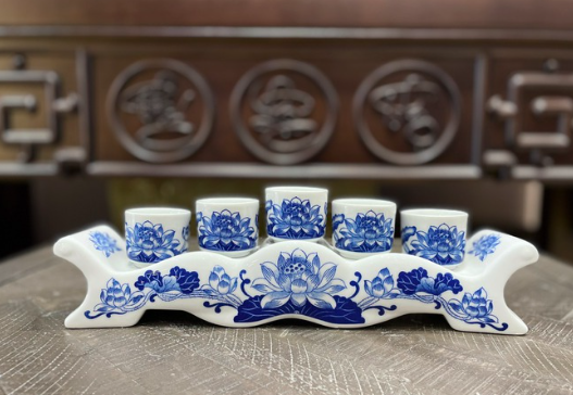 Kỷ 5 ch&eacute;n tr&ecirc;n b&agrave;n thờ gia ti&ecirc;n đựng g&igrave; v&agrave; đặt sao cho đ&uacute;ng? - Ảnh 2.