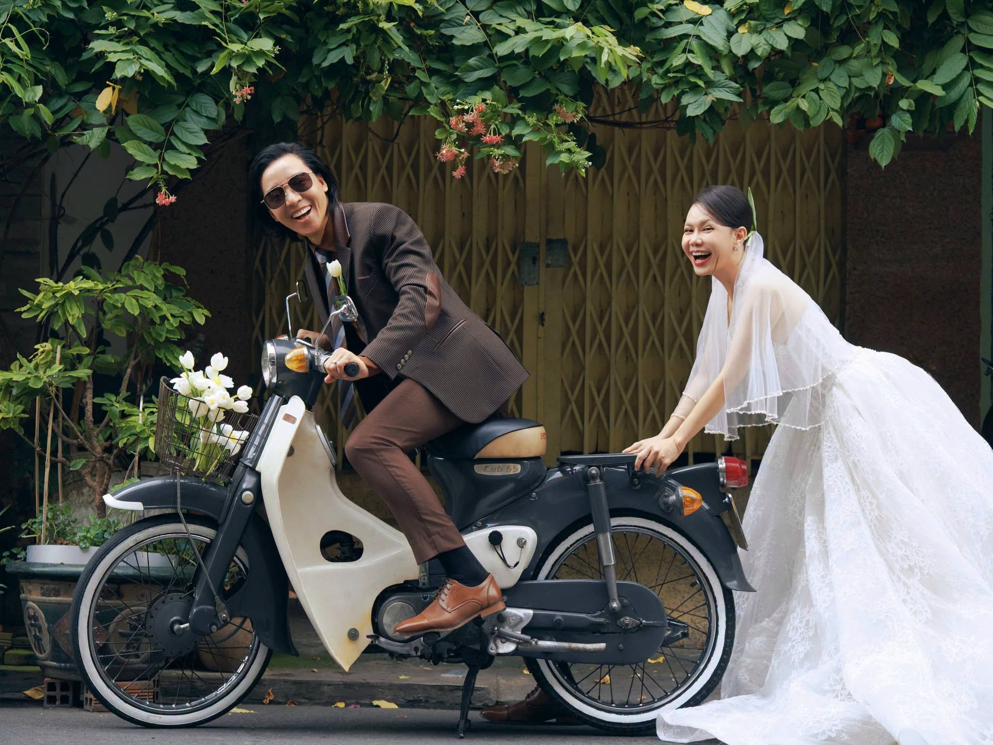 Phương Oanh g&acirc;y ch&uacute; &yacute; với h&igrave;nh ảnh mới , Việt Hương lần đầu mặc v&aacute;y cưới Ở U50 - Ảnh 2.