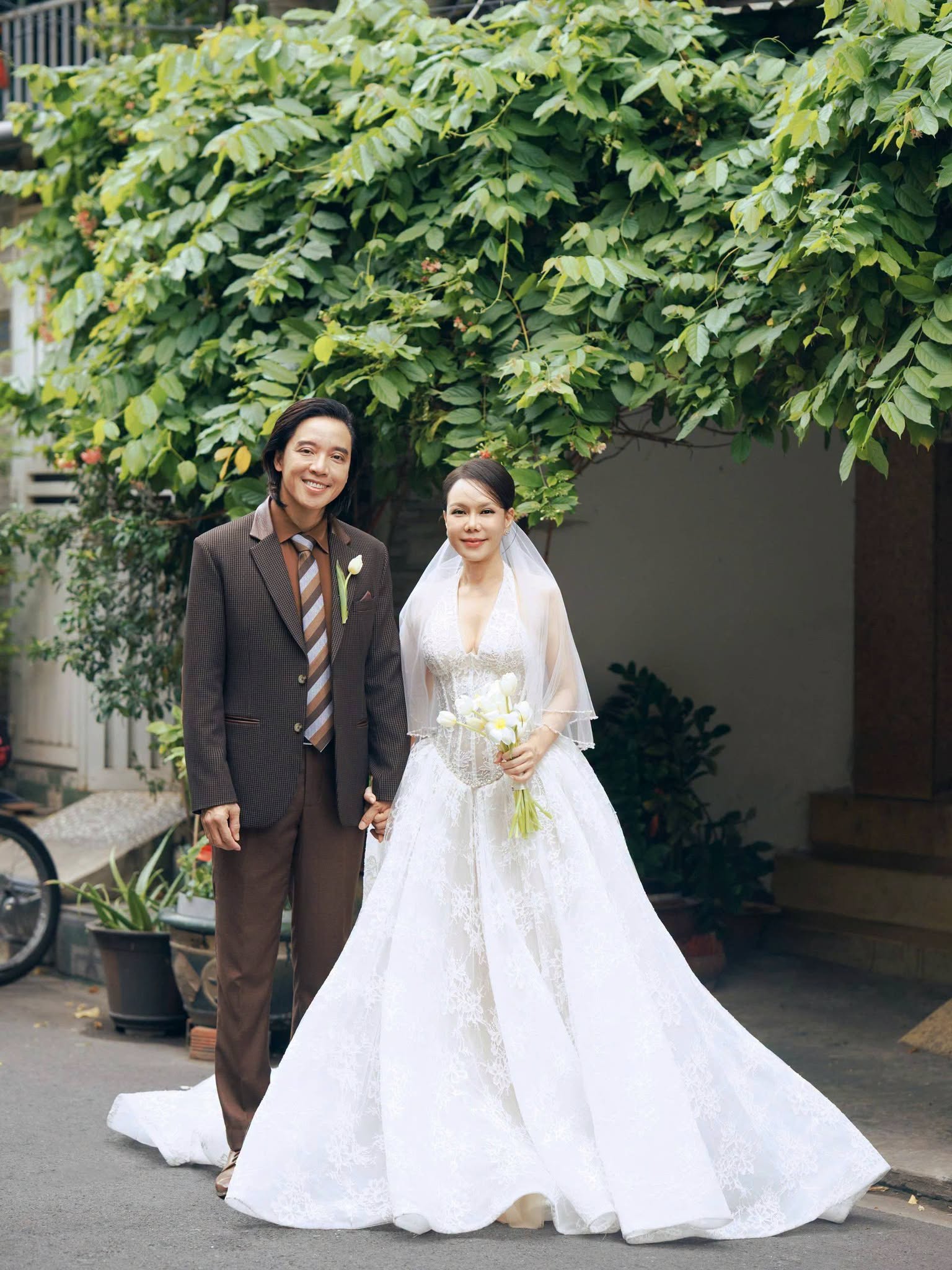 Phương Oanh g&acirc;y ch&uacute; &yacute; với h&igrave;nh ảnh mới , Việt Hương lần đầu mặc v&aacute;y cưới Ở U50 - Ảnh 1.