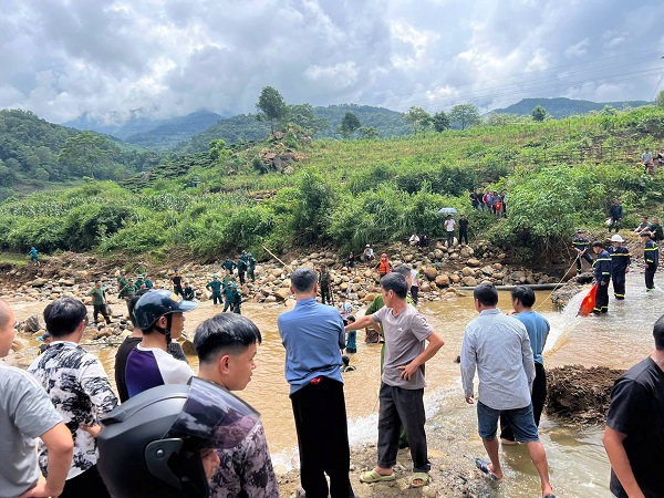 Mưa lớn cuốn tr&ocirc;i hai vợ chồng đi qua đập tr&agrave;n, người chồng tử vong- Ảnh 1.