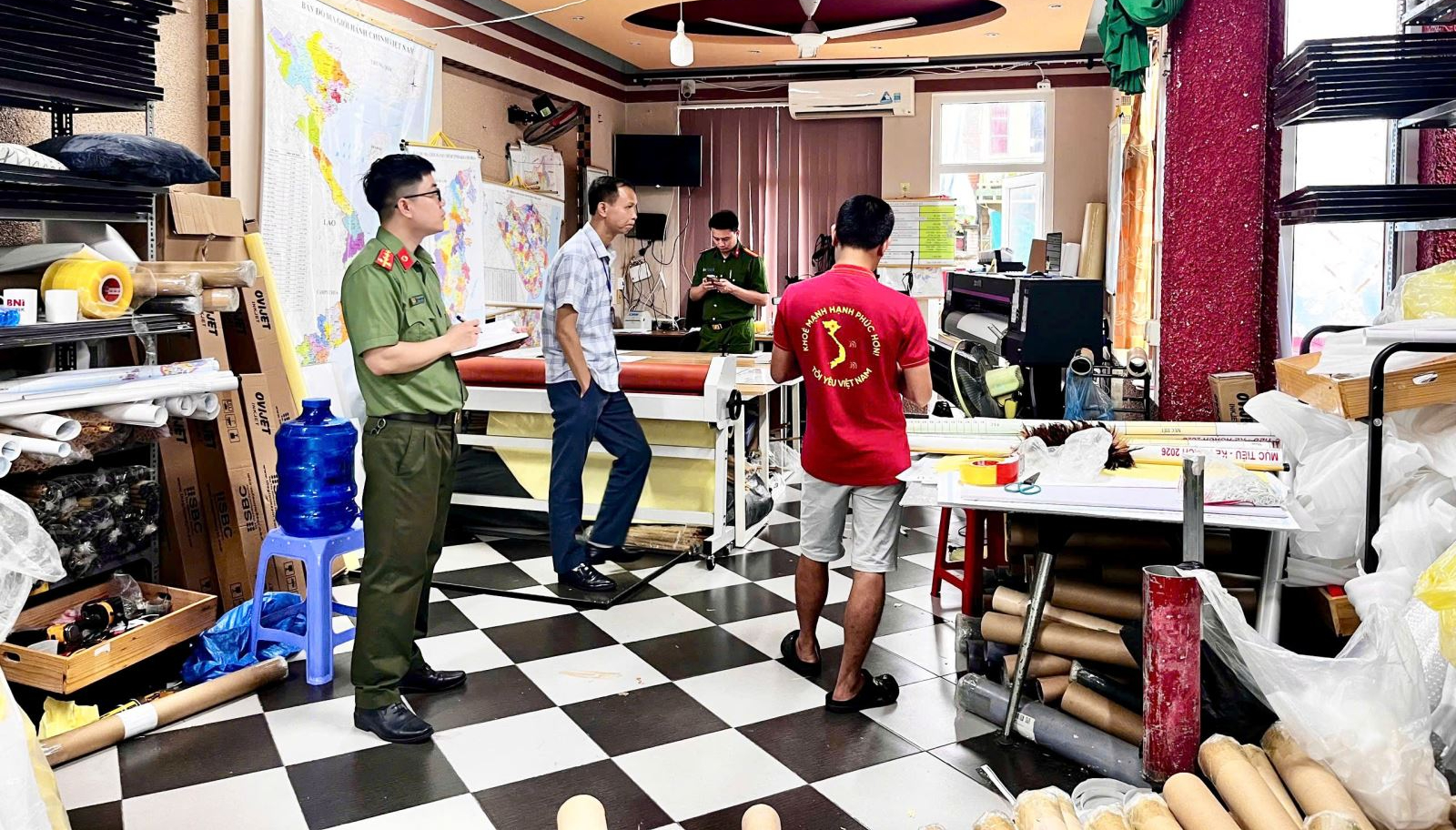 Ph&aacute;t hiện cơ sở in bản đồ h&agrave;nh ch&iacute;nh Việt Nam v&agrave; bản đồ 34 tỉnh th&agrave;nh kh&ocirc;ng ph&eacute;p - Ảnh 1.
