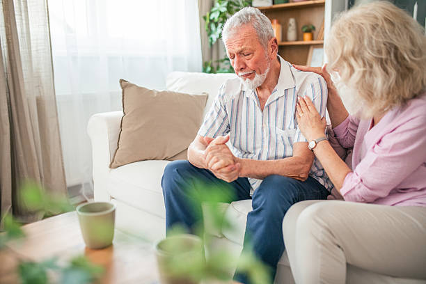 Nằm viện ở tuổi 71, t&ocirc;i mới hiểu: Khi c&ograve;n khỏe ai cũng qu&yacute;, đến l&uacute;c ng&atilde; bệnh mới biết ai thật l&ograve;ng - Ảnh 1.