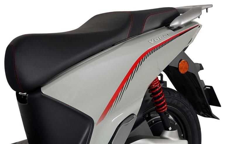 Vì sao xe máy điện giá 43 triệu đồng công nghệ cao cấp, đi tới 300km/lần sạc lại có sức hút mạnh mẽ dù mới bán ở Việt Nam? - Ảnh 4.
