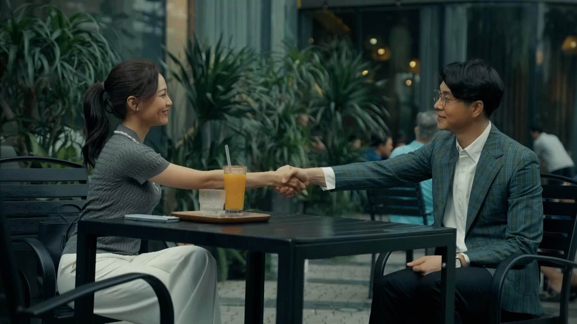 Dưới &ocirc; cửa s&aacute;ng đ&egrave;n - Tập 25: Sơn mời Diệu l&agrave;m gi&aacute;m đốc, Sinh hụt hẫng- Ảnh 4.