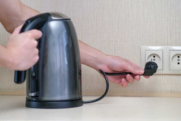 Bỏ túi 5 mẹo sử dụng ấm đun nước vừa bền vừa an toàn, tránh xa cháy nổ - Ảnh 2.