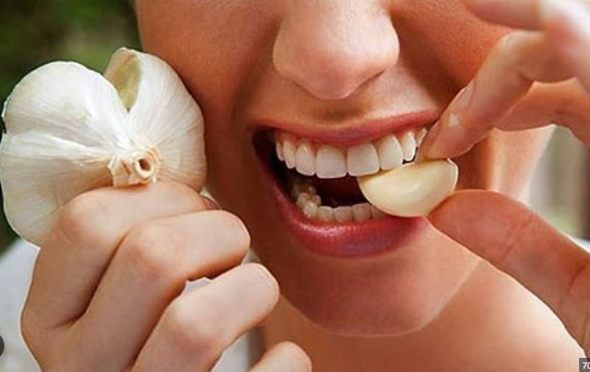 Ăn tỏi sống rất tốt, nhưng phải ăn thế này mới đúng cách và hiệu quả - Ảnh 2.
