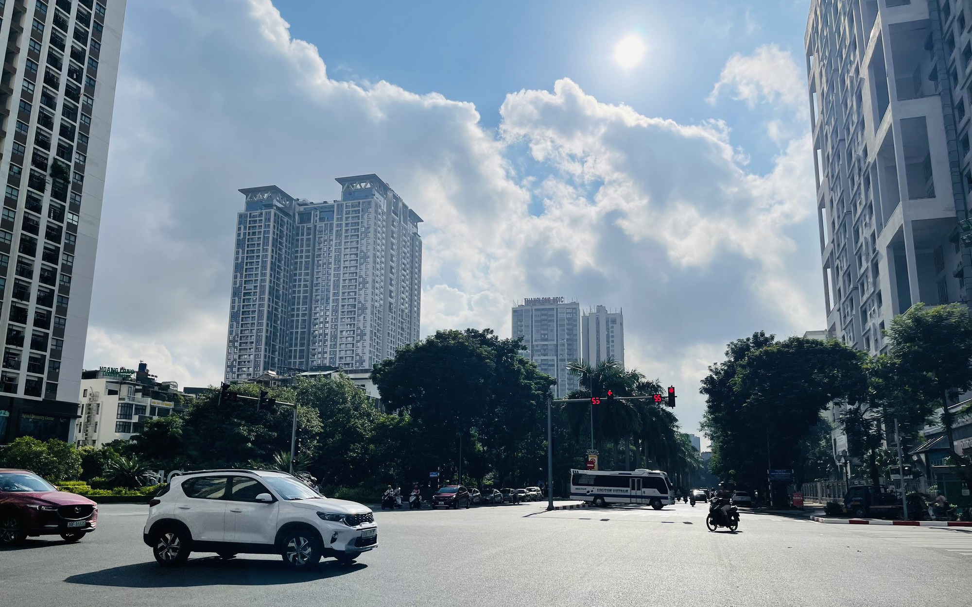Tin mới nhất về đợt nắng nóng gay gắt kéo dài nhiều ngày ở Hà Nội và miền Bắc - Ảnh 3.